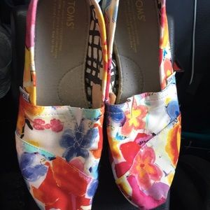 Toms floral flats!